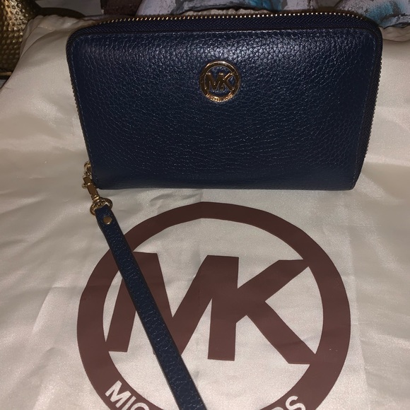 Michael Kors Handbags - Michael Kors pebbled leather wallet